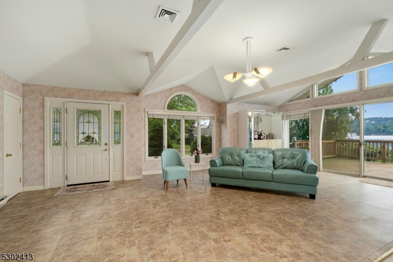Photo 9 of 29 of 2 Oak Pkwy house