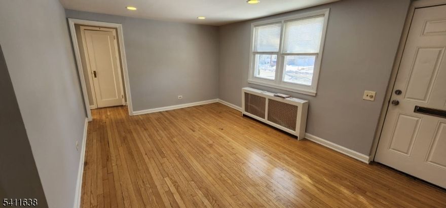 Well-maintained condominium offering a practical and comfortable layout. The unit features a living area, kitchen with ample cabinetry, one bedroom, and a full bathroom. Conveniently situated near major roadways, shopping, dining, and public transportation in Roselle. Suitable for owner-occupants or investors.