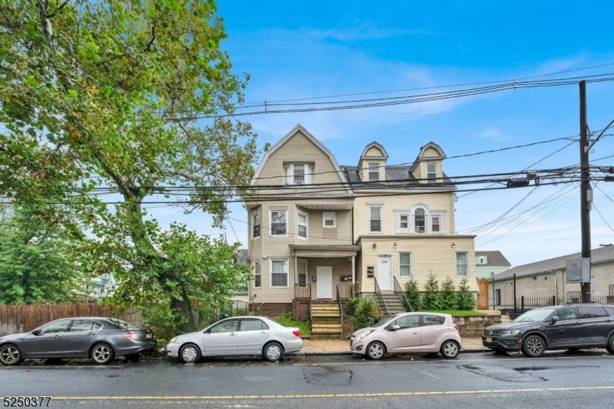 Come see this beautiful 2 bedroom apartment featuring hardwood floors in the heart of Central Newark. Conveniently located close to everything. Schedule your showing today!