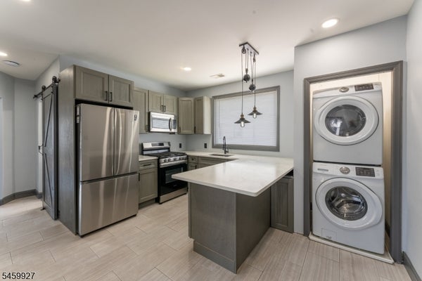 661 MCKINLEY ST, ELIZABETH, NJ 07202 - Image 6ef05ca95130c9de6ea56ee84d3f5a1d/3728174147