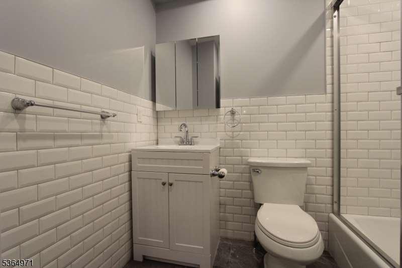 Woodbridge Twp., New Jersey 07095, United States, 2 Bedrooms Bedrooms, ,1 BathroomBathrooms,Residential,Active,151702