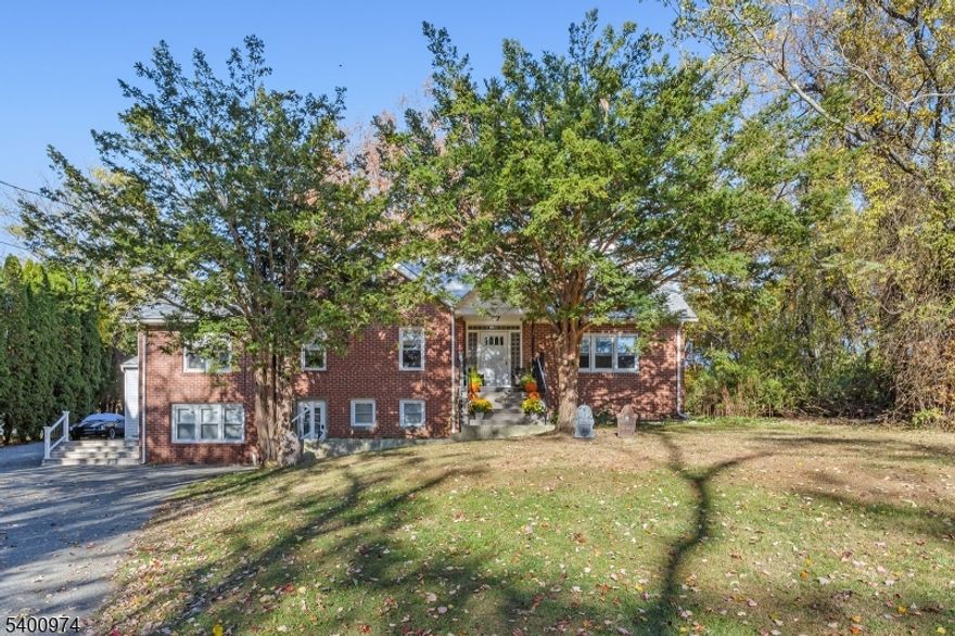 Spacious and well-maintained 1-bedroom apartment located in desirable Oak Ridge. This unit features a large living room, vinyl flooring throughout, and fresh paint, offering a bright and modern feel. Plenty of in-unit storage provides added convenience. Enjoy two off-street parking spaces in the driveway and access to a large shared yard, perfect for outdoor enjoyment. Move-in ready and close to local amenities, shopping, and major routes.