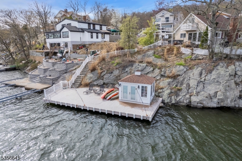 636 Lakeside Ave