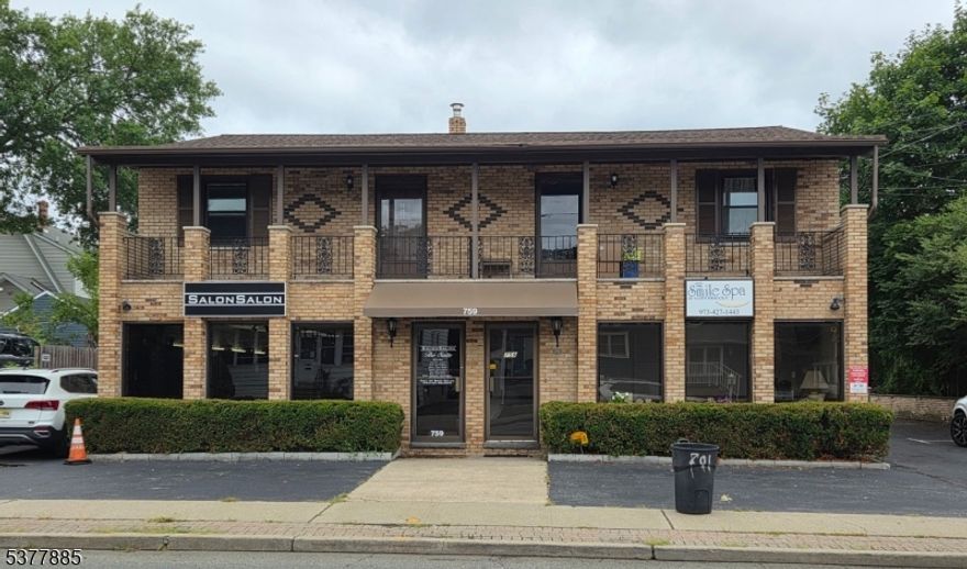 The landlord requires from the prospective tenants a credit report and at least 2 most recent pay stubs ,also please provide a copy of your drivers license. Please be a non smoker and no pets allowed.