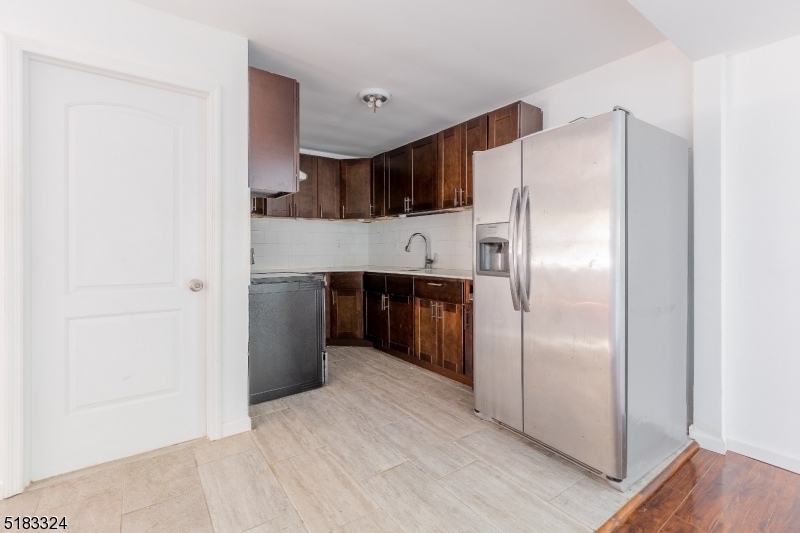 BARRY LAKES - Residential