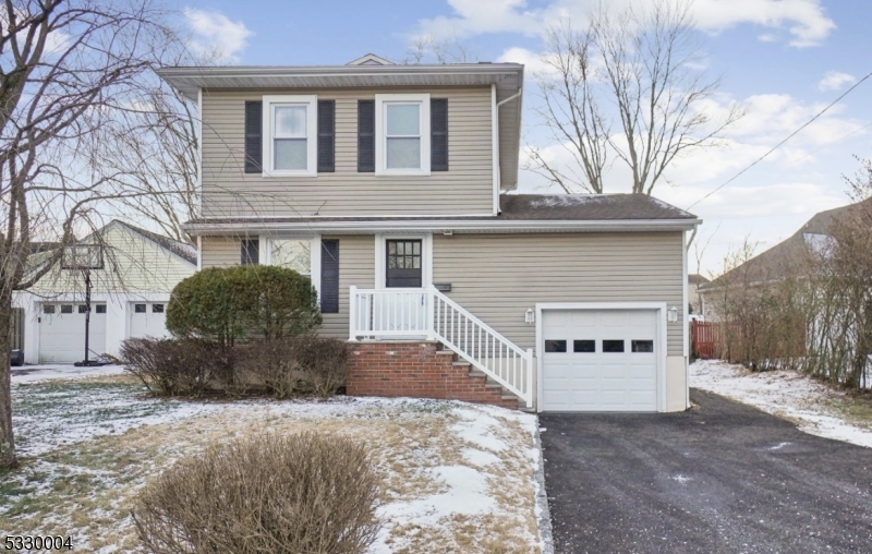 New renovated 3 bedroom Colonial with an eat-in kitchen. A great opportunity to rent a home in Westfield. All interested applicants must submit an NTN application.All tenants must have tenant insurance.