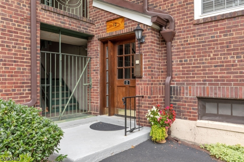 English Village - Residential Lease