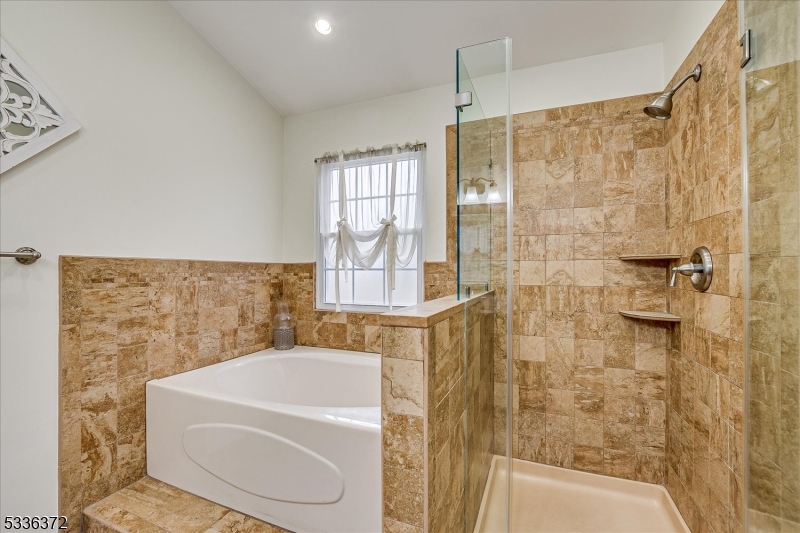 Franklin Twp., New Jersey 08823, United States, 3 Bedrooms Bedrooms, ,3 BathroomsBathrooms,Residential,Pending,9555