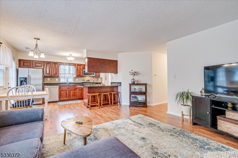 Franklin Twp., New Jersey 08823, United States, 3 Bedrooms Bedrooms, ,3 BathroomsBathrooms,Residential,Pending,9555