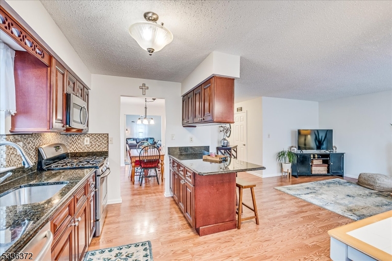 Franklin Twp., New Jersey 08823, United States, 3 Bedrooms Bedrooms, ,3 BathroomsBathrooms,Residential,Pending,9555