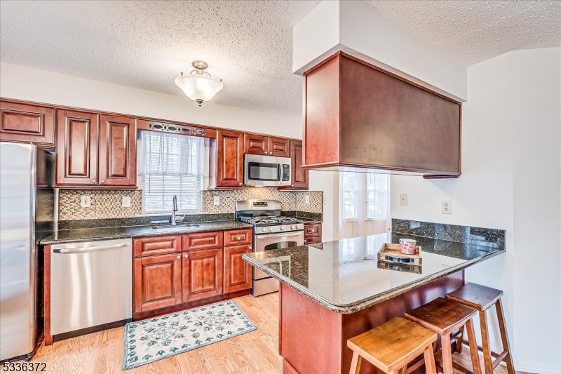 Franklin Twp., New Jersey 08823, United States, 3 Bedrooms Bedrooms, ,3 BathroomsBathrooms,Residential,Pending,9555