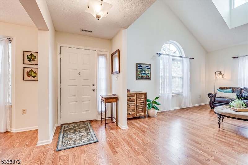 Franklin Twp., New Jersey 08823, United States, 3 Bedrooms Bedrooms, ,3 BathroomsBathrooms,Residential,Pending,9555