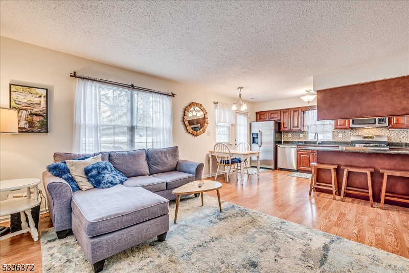 Franklin Twp., New Jersey 08823, United States, 3 Bedrooms Bedrooms, ,3 BathroomsBathrooms,Residential,Pending,9555