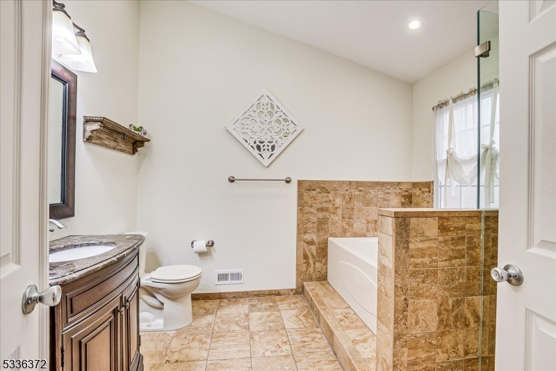 Franklin Twp., New Jersey 08823, United States, 3 Bedrooms Bedrooms, ,3 BathroomsBathrooms,Residential,Pending,9555