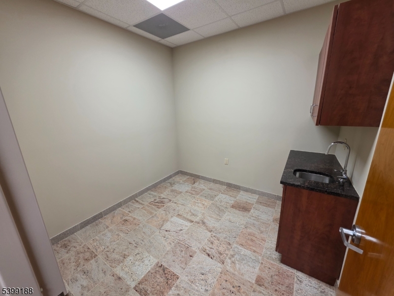 BUSINESS DISTRICT - Commercial Lease