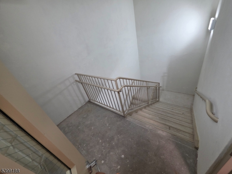 BUSINESS DISTRICT - Commercial Lease