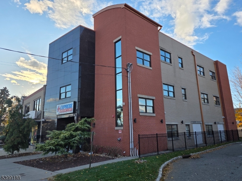 BUSINESS DISTRICT - Commercial Lease