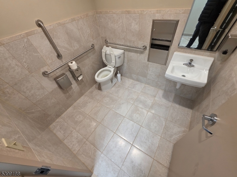 BUSINESS DISTRICT - Commercial Lease