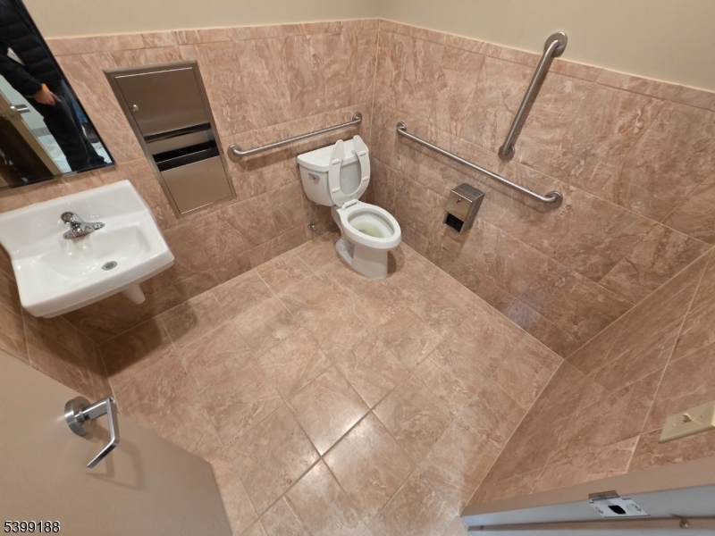 BUSINESS DISTRICT - Commercial Lease