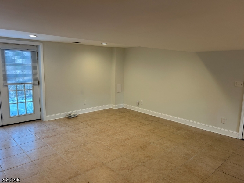 Cul-de-sac - Residential Lease