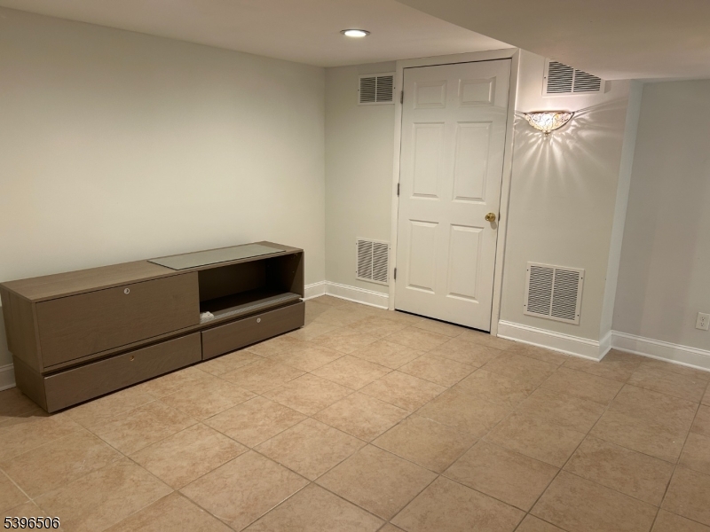 Cul-de-sac - Residential Lease