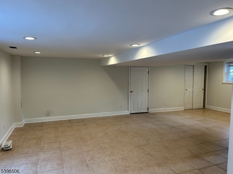 Cul-de-sac - Residential Lease