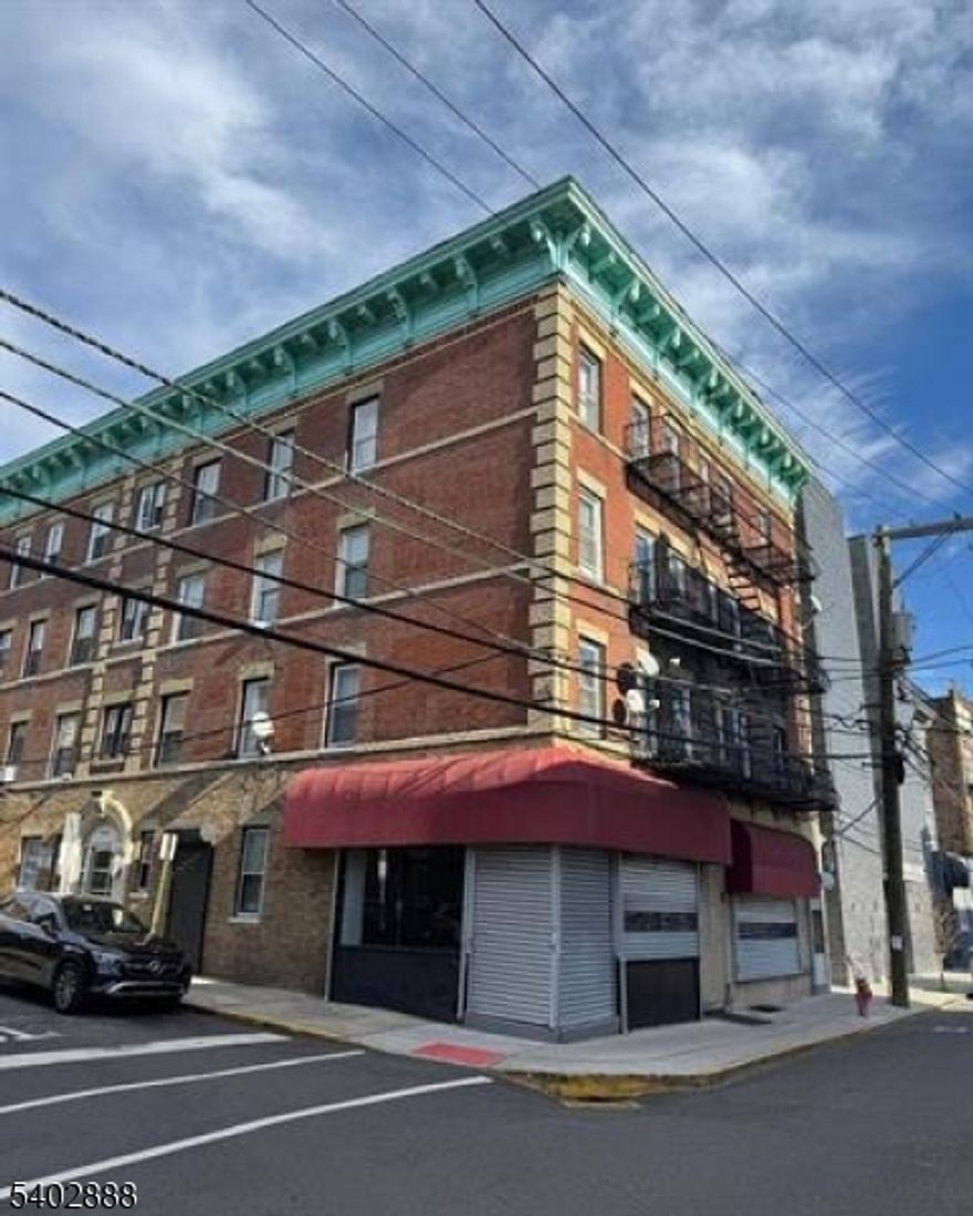 Flexible commercial unit with strong street exposure in West New York. The open layout works well for retail use, professional offices, or training/dojo activities. Convenient location close to transportation and local amenities. The space offers an easy-to-use floor plan that can be customized to fit a variety of business needs, providing excellent visibility and accessibility for clients and customers. A great option for those looking to establish or grow their business in a busy and well-connected area.