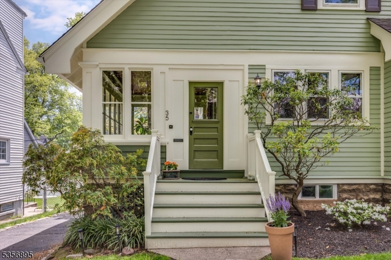 35 Hathaway Pl