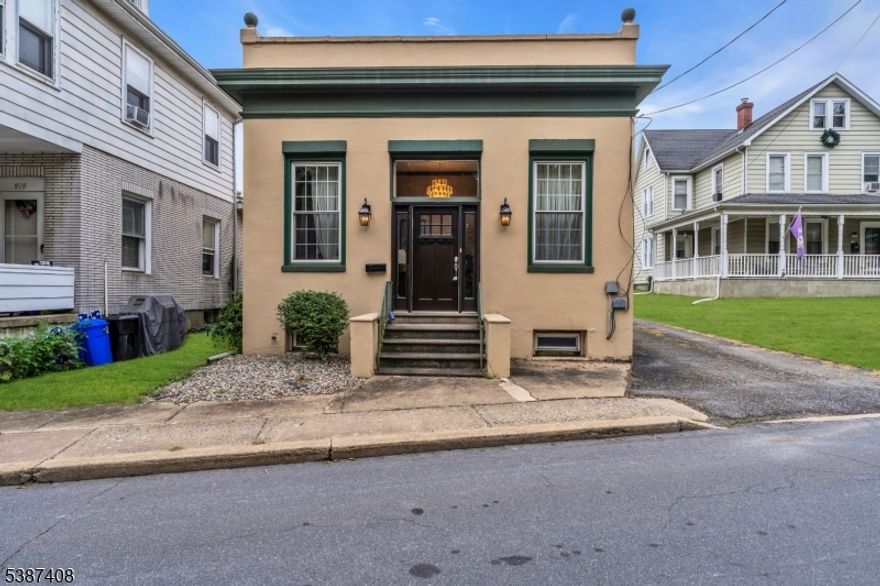 Here is an exciting opportunity that might be perfect for your small business venture or as a brick-and-mortar location.  This property offers immense potential. If you're looking to get out of your home office and have dedicated commercial space, this is ideal. It's also perfect for a startup business not ready for a large space, . The options are truly endless! Also Listed for sale MLS # 3989145... With Owner Financing Available!