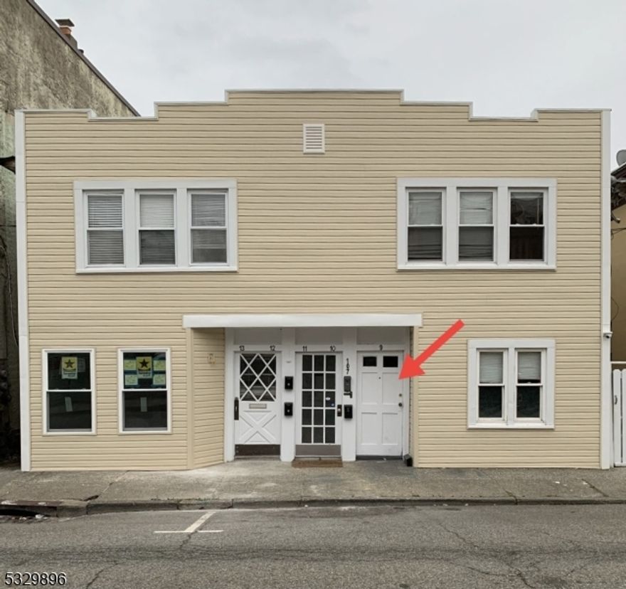 Spacious 1-bedroom, 1-bath first floor apartment located in the heart of downtown Boonton! Features an eat-in kitchen, a generous sized bedroom and living room with hardwood floors, and high ceilings throughout. Ample closet space and washer/dryer in the unit. Enjoy the convenience of being just a short walk from downtown shops, restaurants, parks, and public transportation. Easy access to NYC by bus or train. Excellent commuter location close to major highways Rt 287, Rt 80, and Rt 46.