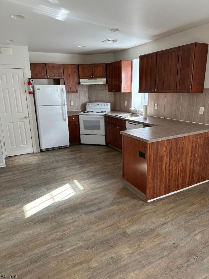 GREAT LOCATION WALK TO EVERYTHING. BUSINESS DISTRICT.