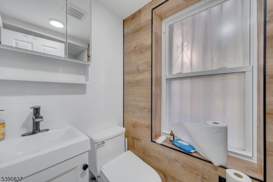 Newly renovated large studio apartment featuring SS appliances along with an in unit laundry. All utilities are included along with high speed internet which makes budgeting each month a breeze! There's also access to the backyard Close to the light rail, short distance to broad st station. Small pets ok