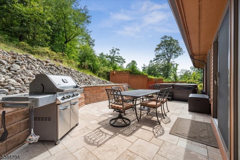 Bridgewater Twp., New Jersey 08807, United States, 3 Bedrooms Bedrooms, ,3 BathroomsBathrooms,Residential,Pending,210470