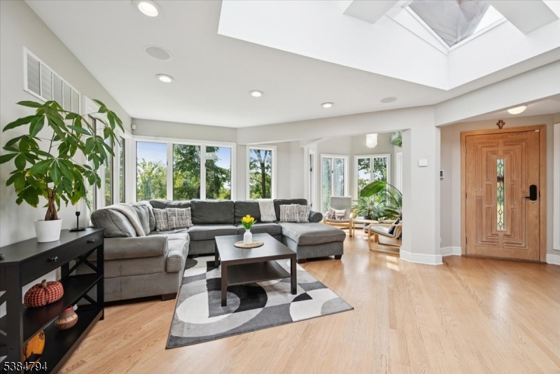 Bridgewater Twp., New Jersey 08807, United States, 3 Bedrooms Bedrooms, ,3 BathroomsBathrooms,Residential,Pending,210470