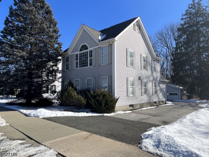 27 Main St