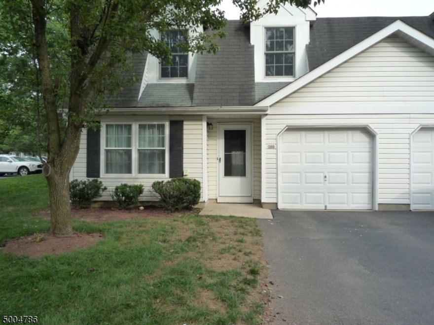 LIGHT AND BRIGHT 3 BEDROOM END UNIT WITH GARAGE AT QUAILBROOK. LAMINATE & TILE FLOORS DOWNSTAIRS. NEW CARPET UPSTAIRS. FAMILY ROOM WITH  FIREPLACE, AND RECESSED LIGHTS. EASY ACCESS TO MAJOR HIGHWAYS, PUBLIC TRANSPORTATION, SHOPPING, RESTAURANTS, RUTGERS UNIVERSITY AND HOSPITALS.