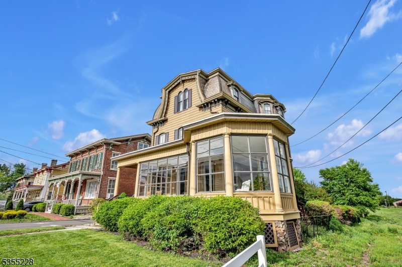 152 Main St