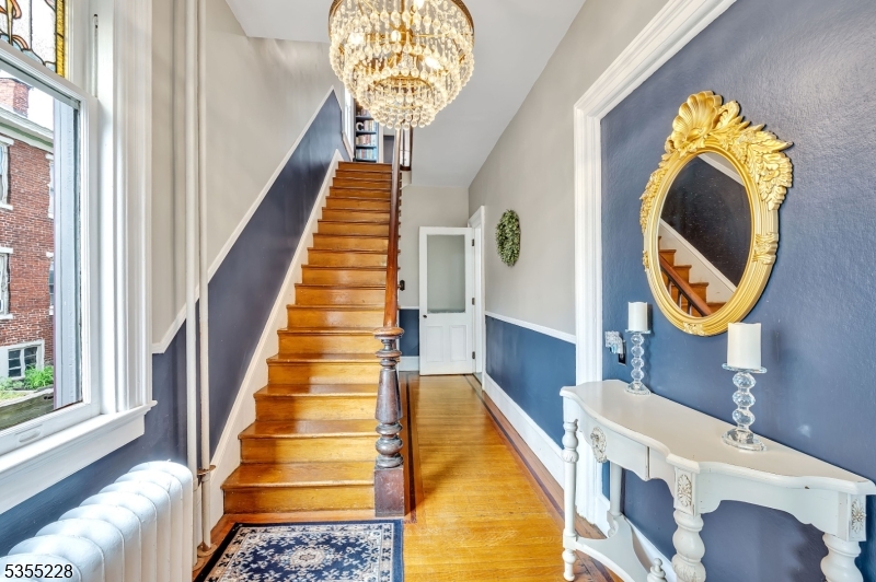 152 Main St