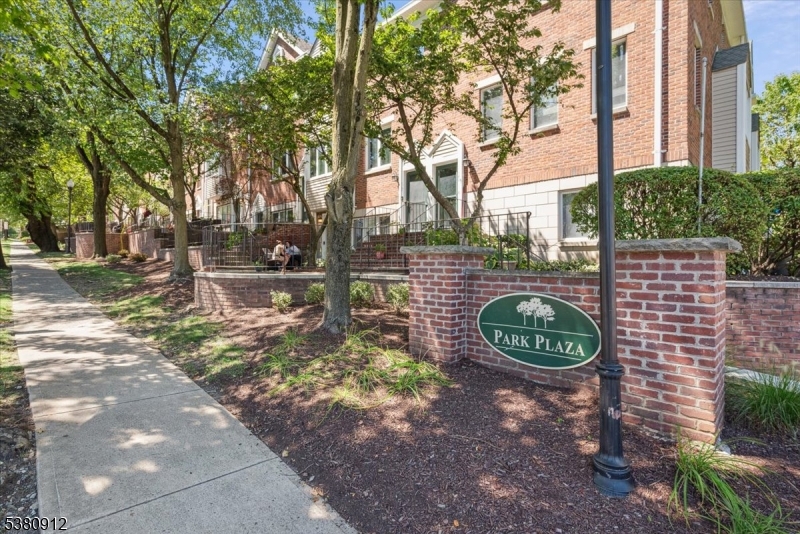 PARK PLAZA - Residential