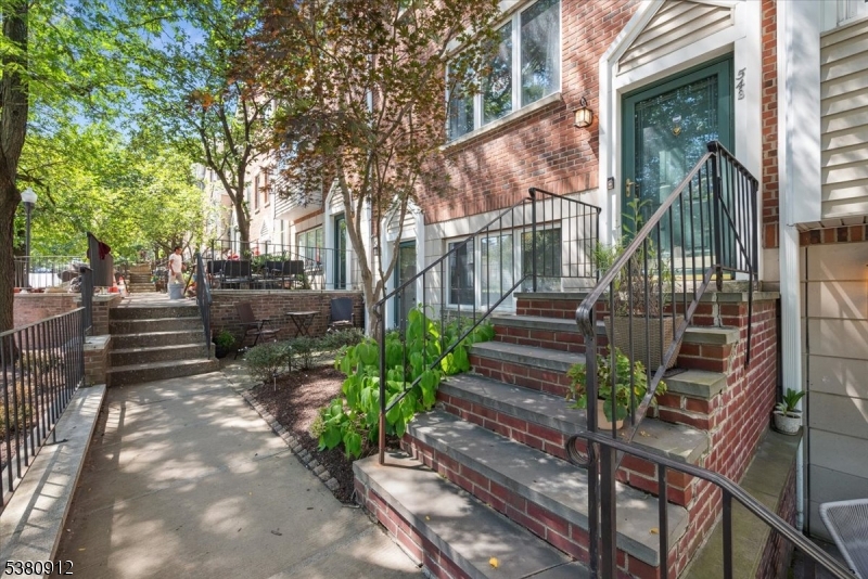 PARK PLAZA - Residential