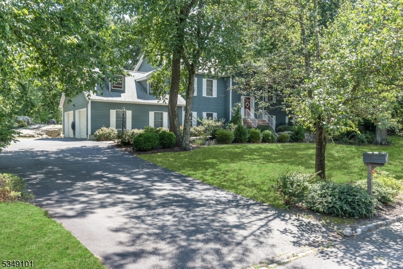7 Thornwood Dr