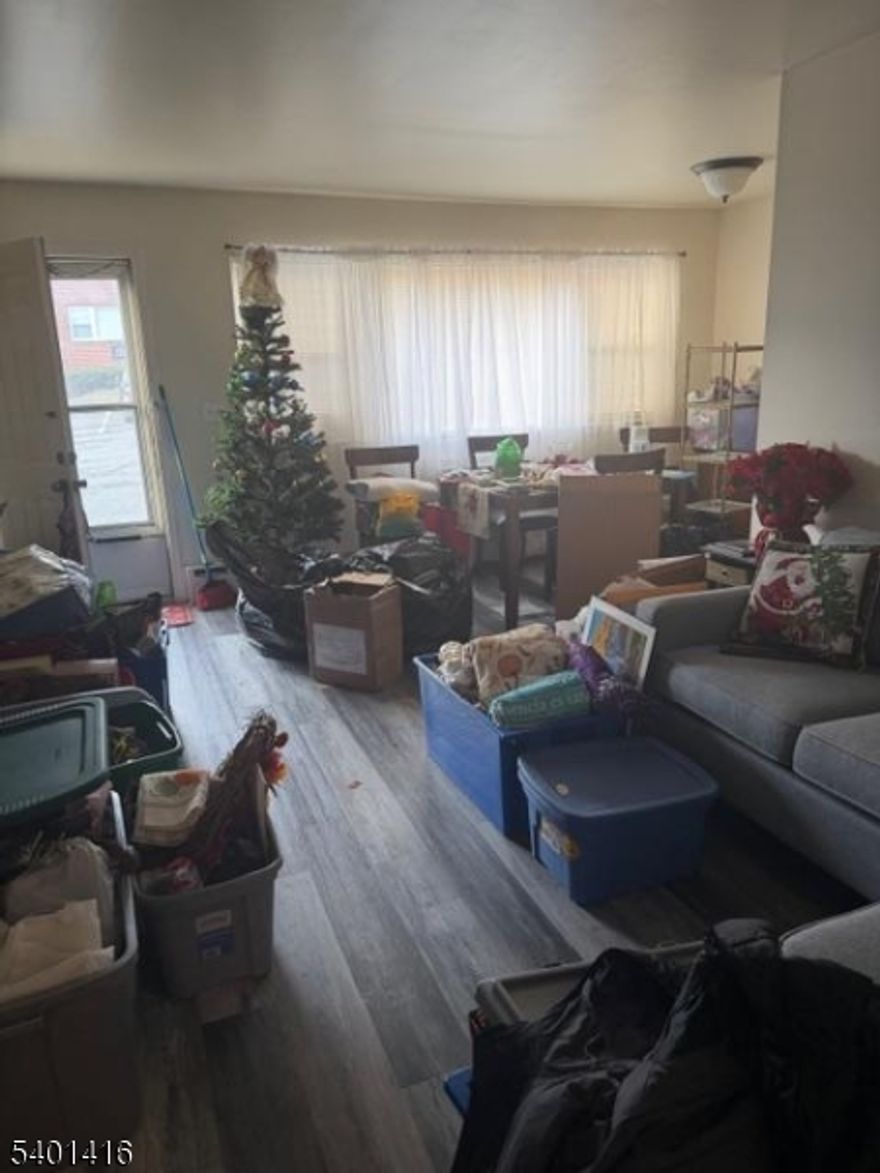 I bedroom condo 1st floor unit, water and heat included, tenant only pay for electricity