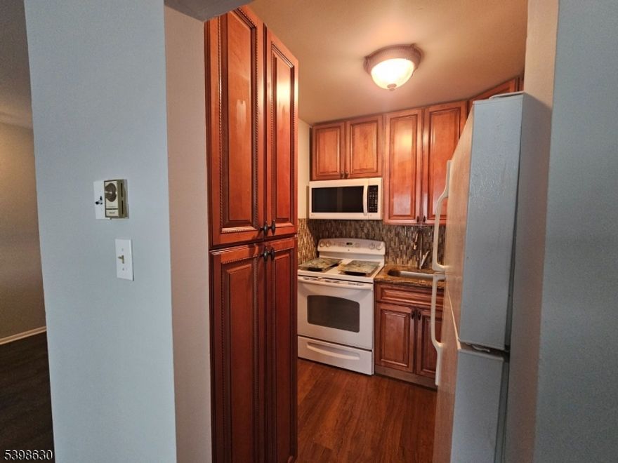 ONE BEDROOM 2ND FLOOR CONDO.  LAMINATE FLOORS. CLOSE TO SHOPPING AND MAJOR TRANSPORTATION.  LAUNDRY IN THE BUILDING.