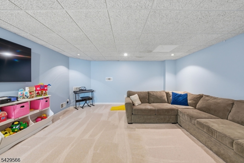 Jefferson Twp., New Jersey, 07849, United States, 4 Bedrooms Bedrooms, ,3 BathroomsBathrooms,Residential,Active,2052135