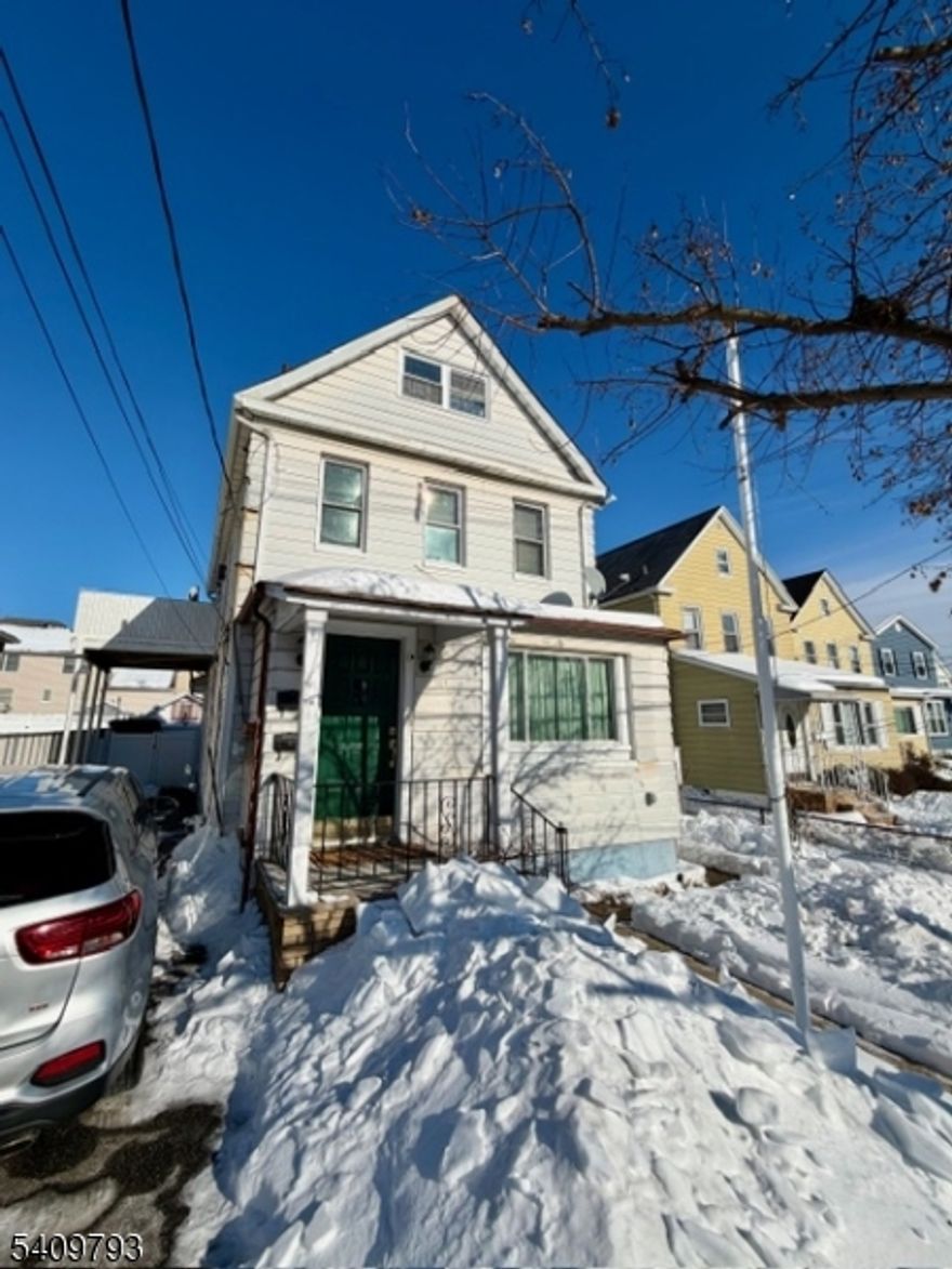 Welcome to this bright and airy bi-level apartment in Lyndhurst, featuring two spacious bedrooms and two full bathrooms. The unit offers a large living and dining room combination, private deck, and comfortable two-level layout. Ideally located for commuters near transportation, shopping, dining, and major highways. Move-in ready.