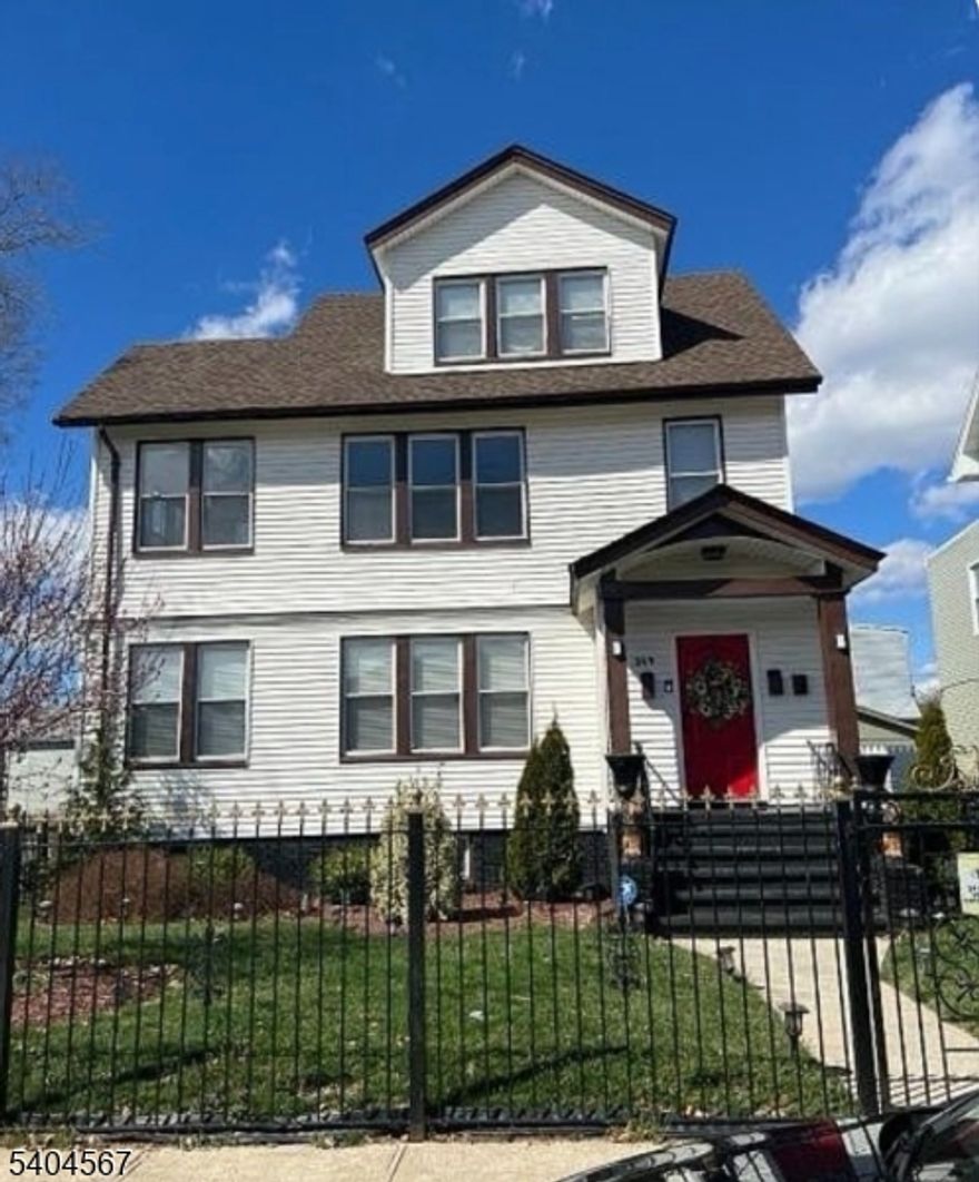 Beautifully updated 1 bedroom Apartment freshly painted, modern kitchen with updated cabinets, fresh bathroom finishes. Nice size bedroom with ample closet space. Conveniently located near shopping, dining and transportation