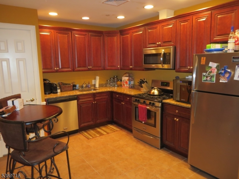 Morristown Town, New Jersey 07960, United States, 2 Bedrooms Bedrooms, ,1 BathroomBathrooms,Residential,Active,178304