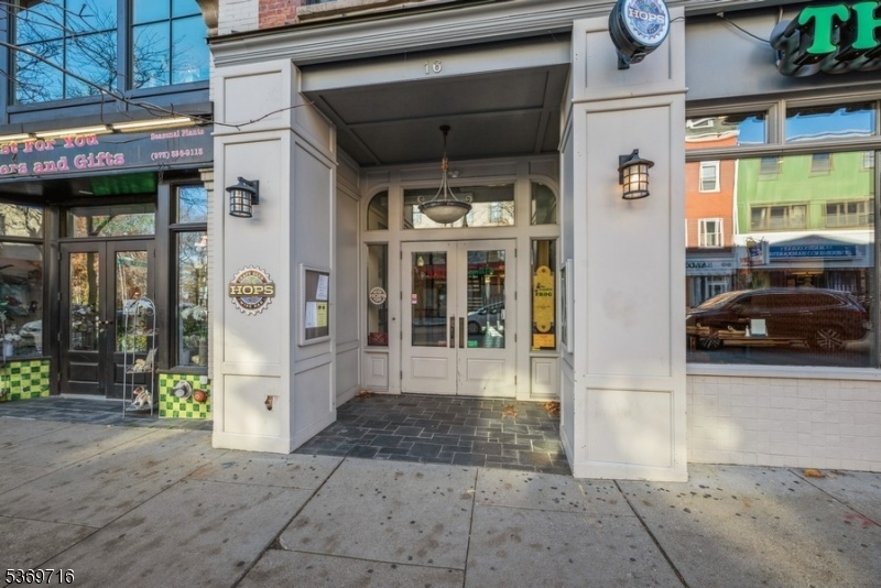 Morristown Town, New Jersey 07960, United States, 2 Bedrooms Bedrooms, ,1 BathroomBathrooms,Residential,Active,178304