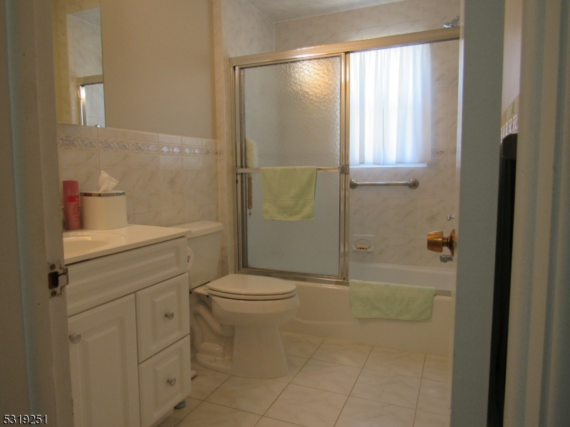 Scotch Plains Twp., New Jersey 07076, United States, 3 Bedrooms Bedrooms, ,2 BathroomsBathrooms,Residential,Pending,38604