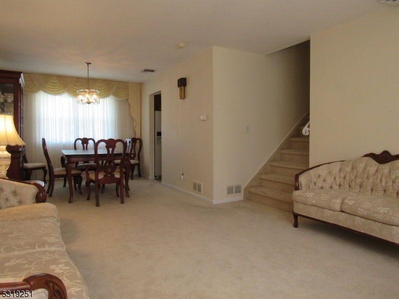 Scotch Plains Twp., New Jersey 07076, United States, 3 Bedrooms Bedrooms, ,2 BathroomsBathrooms,Residential,Pending,38604